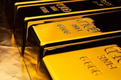 Goldman Sachs Slashes Year-End Gold Target by $500 Amid Rate Cut Doubts